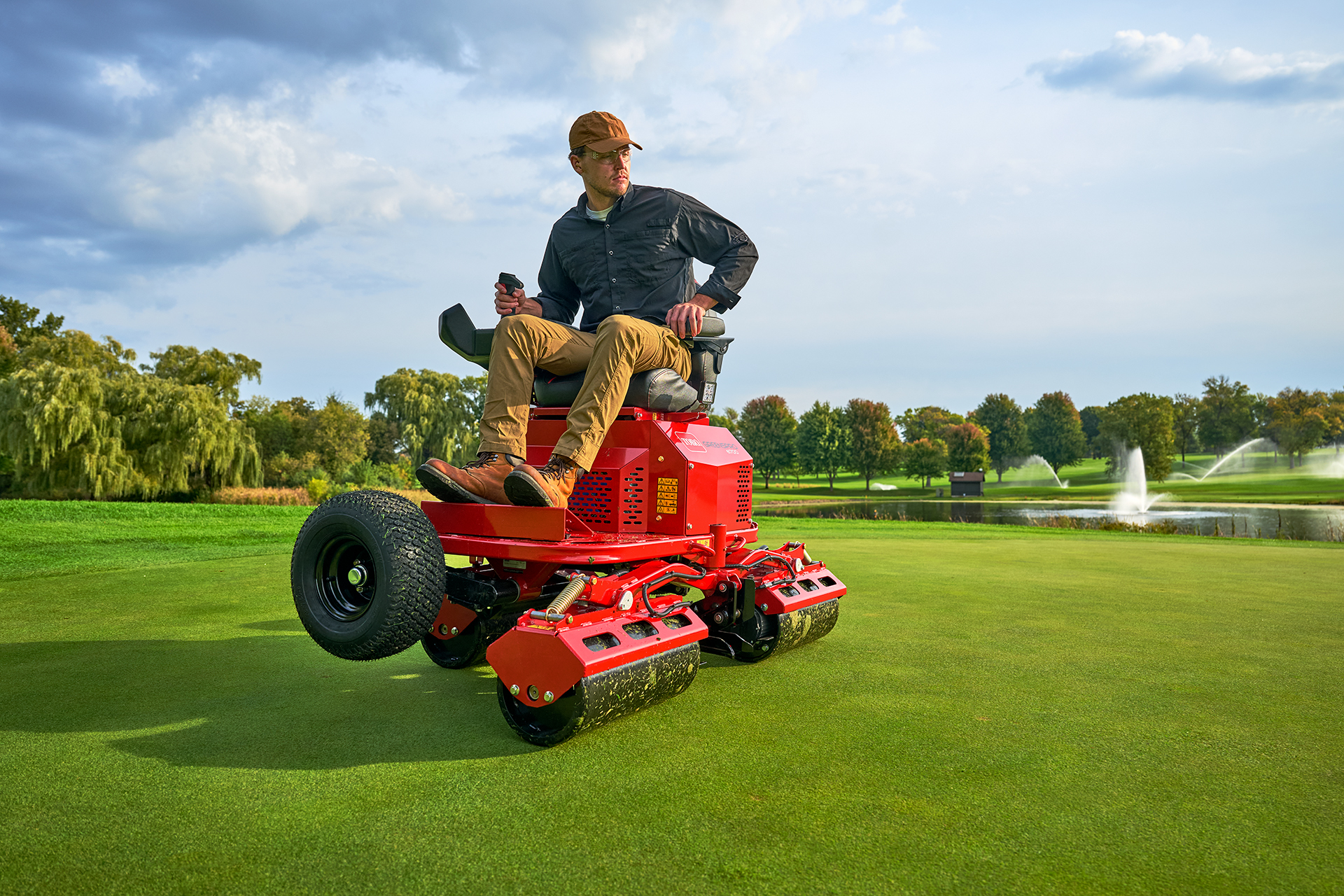 Máquina de manutenção de golfe em campo